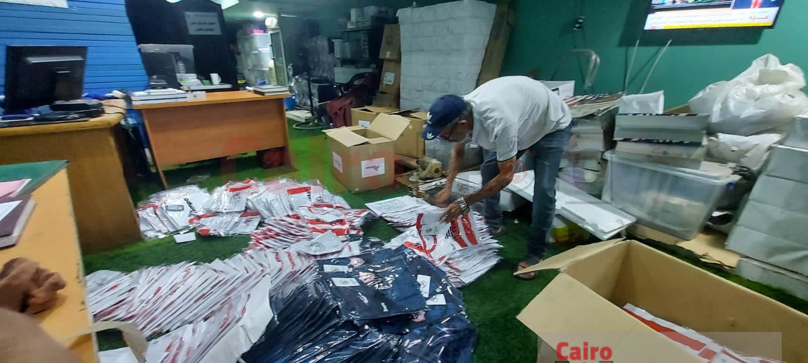 العتال يسلم الدفعة الثانية من ملابس قطاعي الطائرة واليد (6)