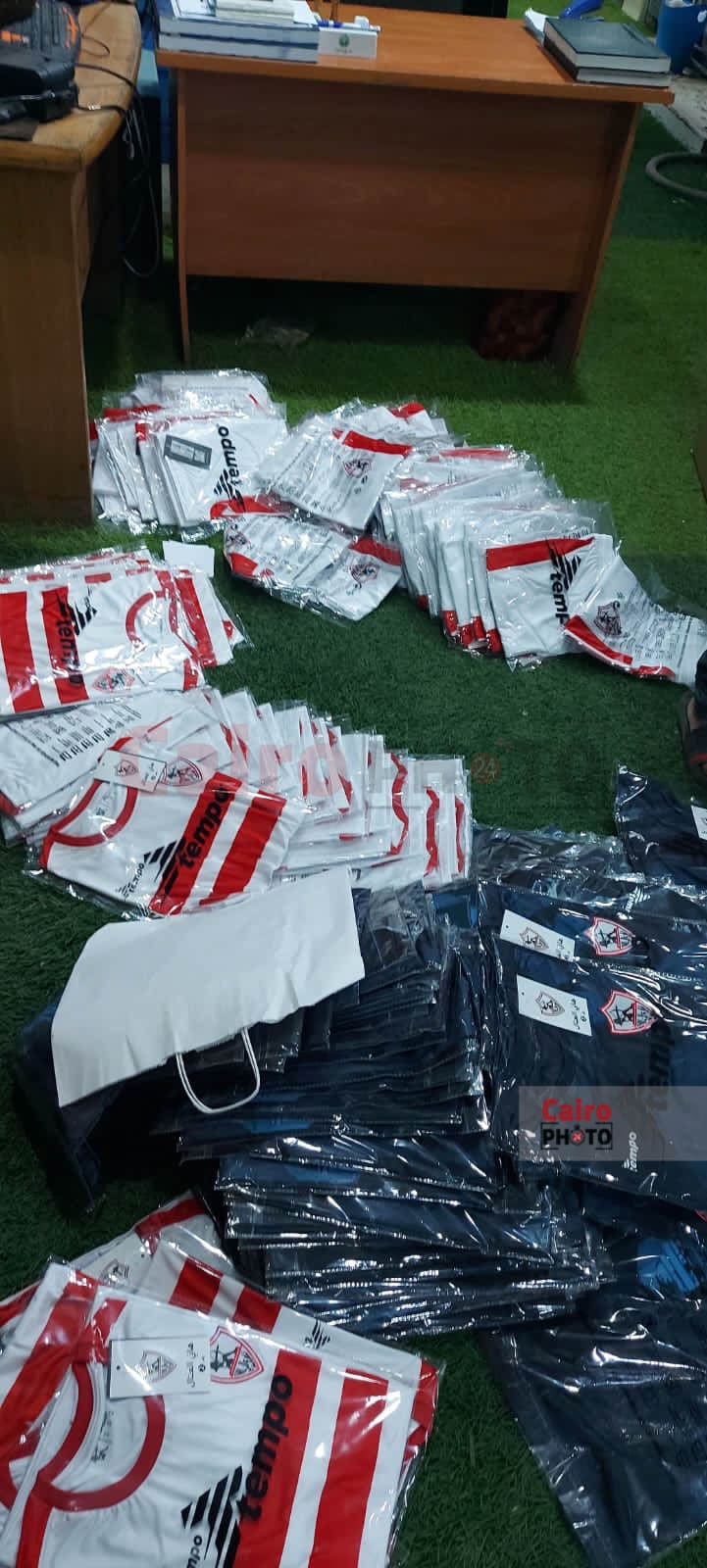 العتال يسلم الدفعة الثانية من ملابس قطاعي الطائرة واليد (8)