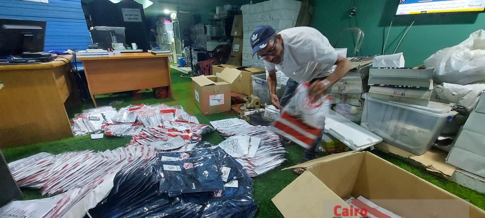 العتال يسلم الدفعة الثانية من ملابس قطاعي الطائرة واليد (10)