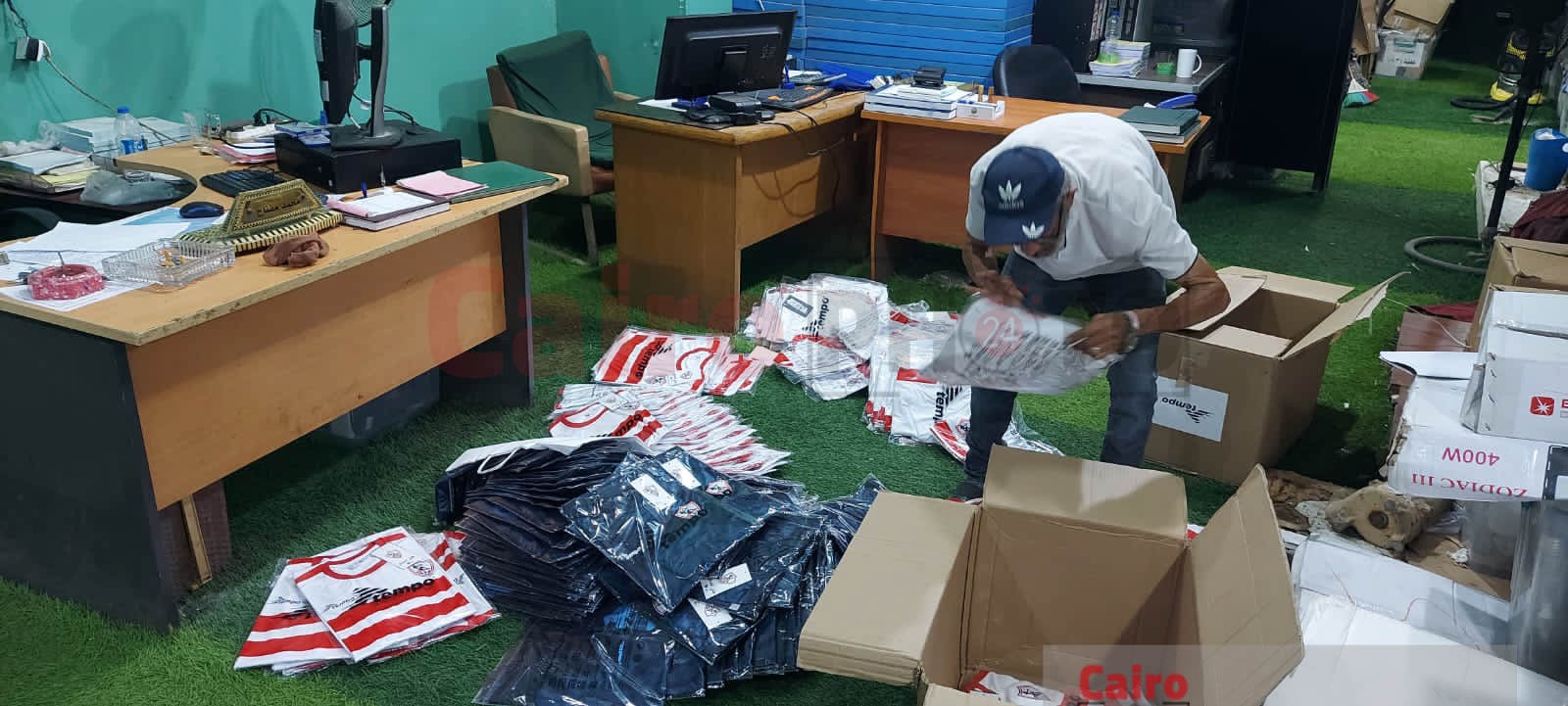 العتال يسلم الدفعة الثانية من ملابس قطاعي الطائرة واليد (12)