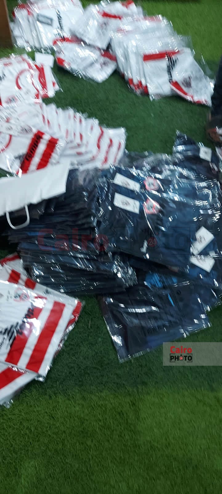 العتال يسلم الدفعة الثانية من ملابس قطاعي الطائرة واليد (13)