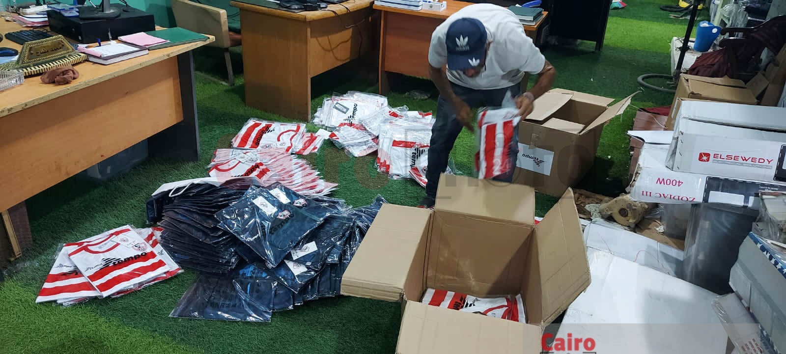 العتال يسلم الدفعة الثانية من ملابس قطاعي الطائرة واليد (16)