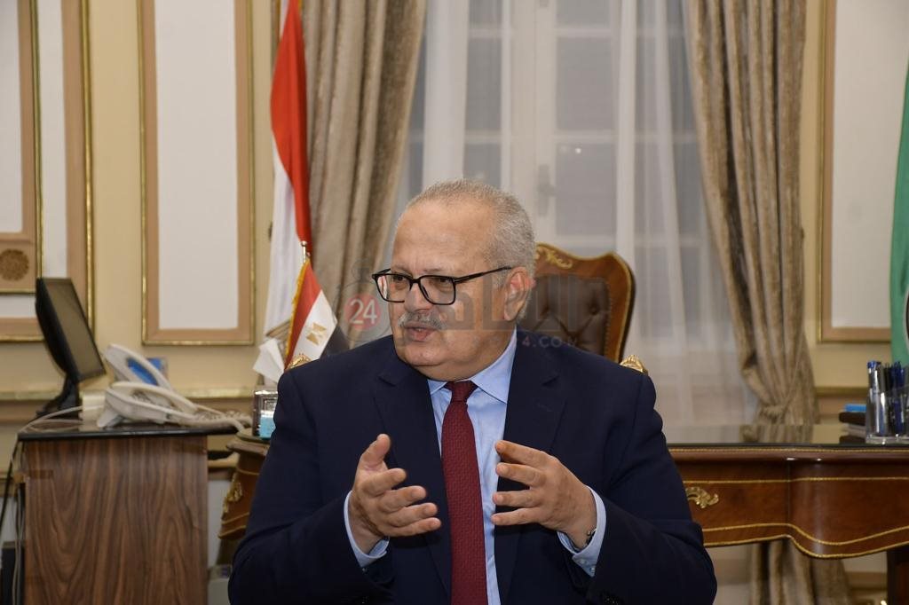 رئيس جامعة القاهرة مع محرر القاهرة 24