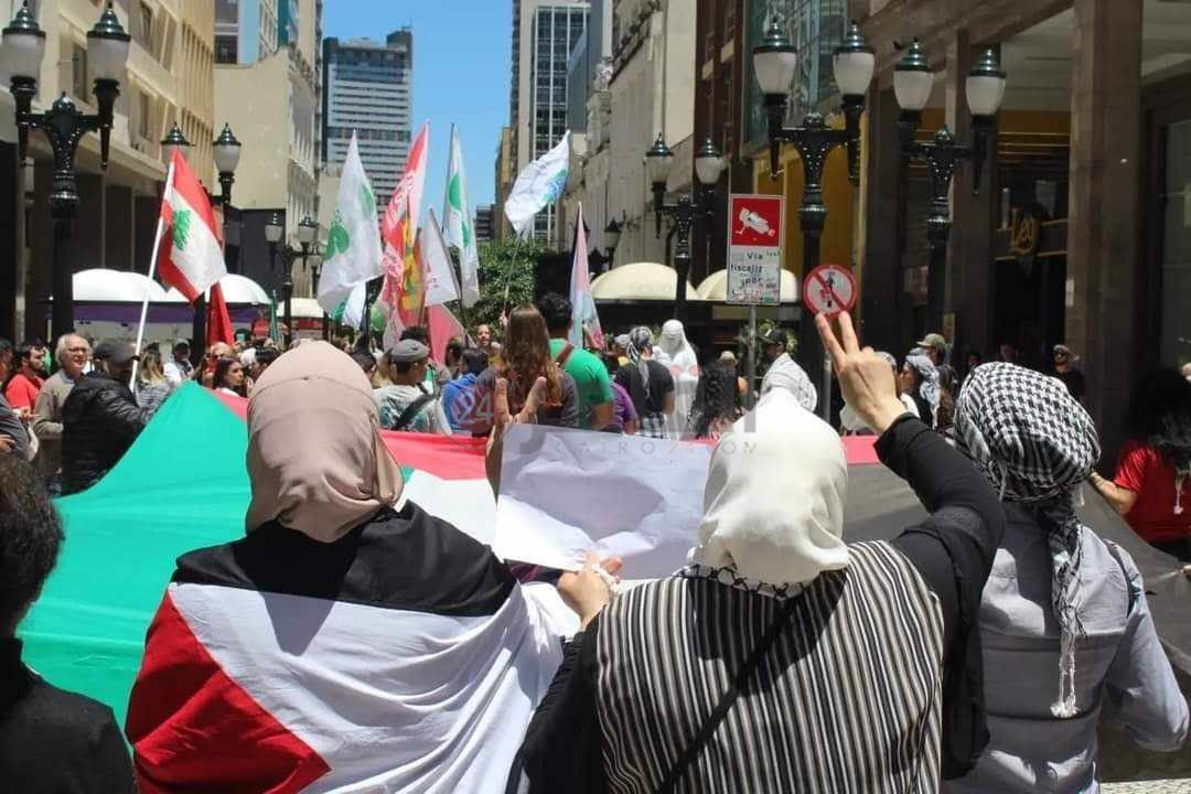 عرب وبرازيليون يدعمون فلسطين