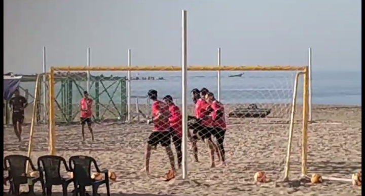 تدريب منتخب الكرة الشاطئية بشواطئ الإسكندرية