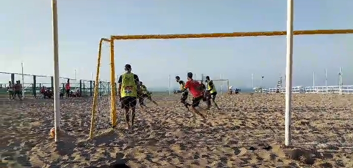 تدريب منتخب الكرة الشاطئية بشواطئ الإسكندرية