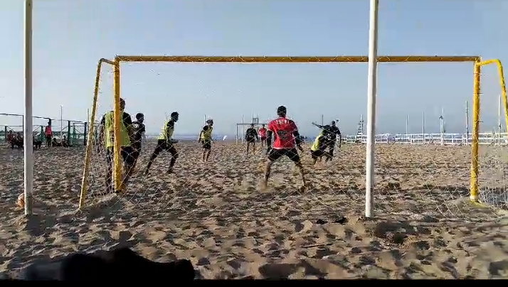 تدريب منتخب الكرة الشاطئية بشواطئ الإسكندرية
