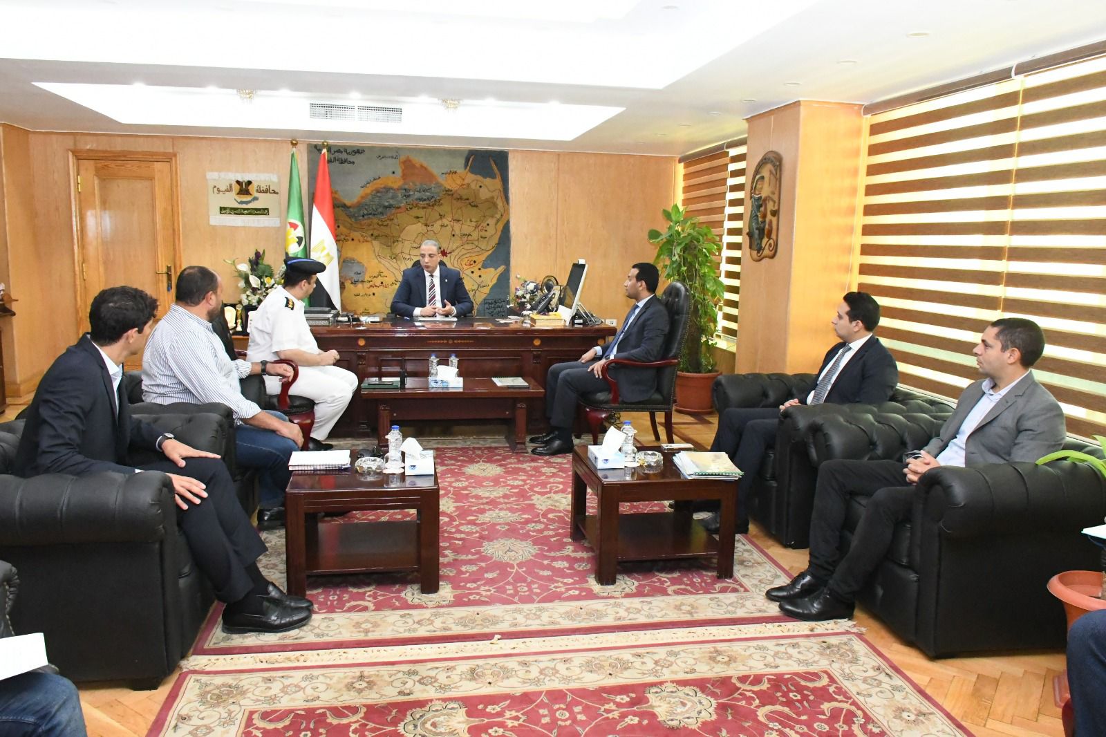 محافظ الفيوم يناقش استعدادات استضافة ماراثون الرمال الدولي