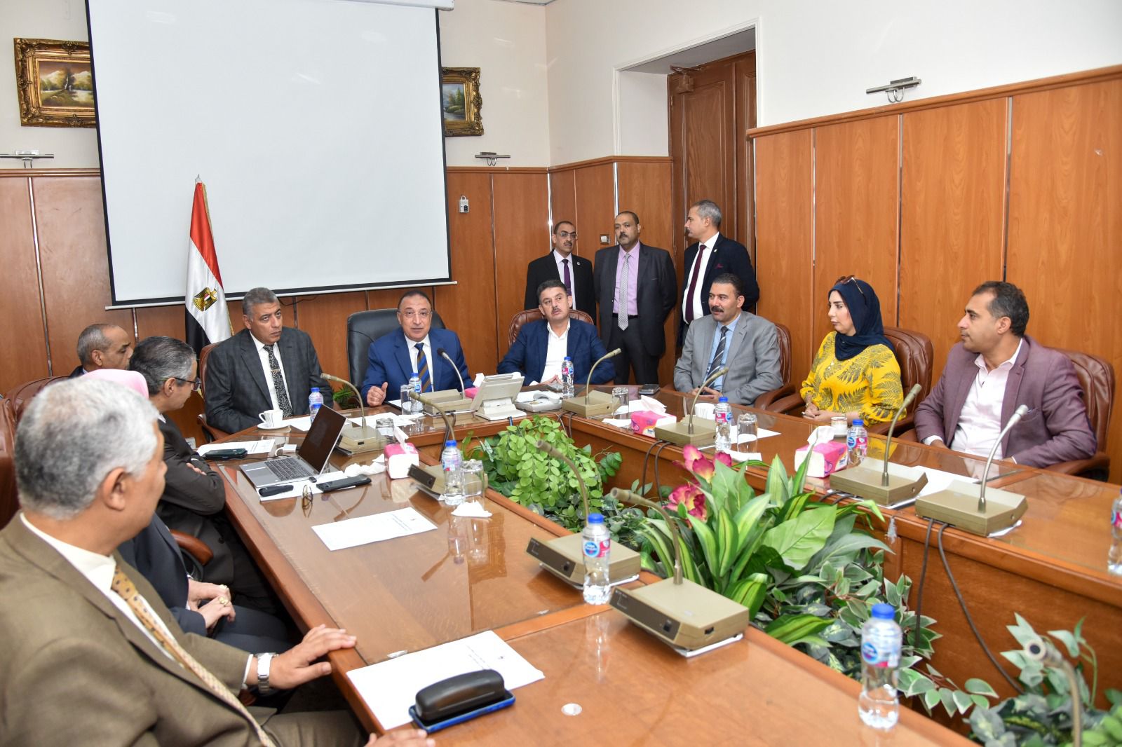 محافظ الإسكندرية يتفقد شركة الكهرباء