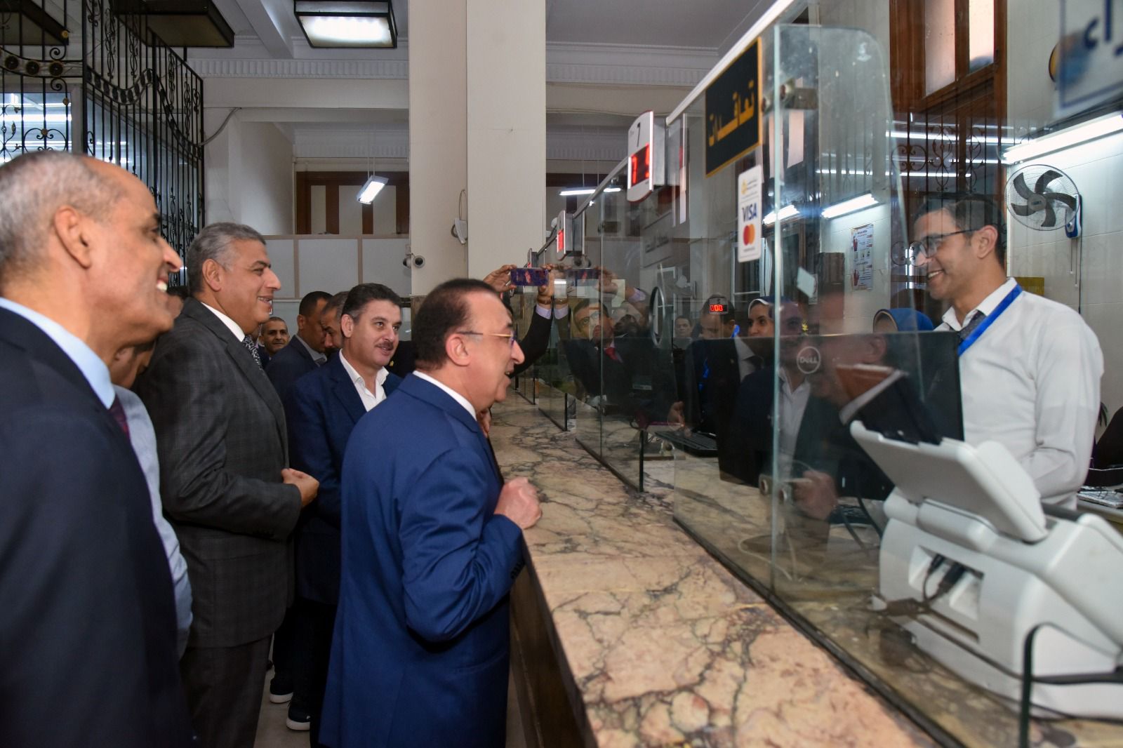 محافظ الإسكندرية يتفقد شركة الكهرباء