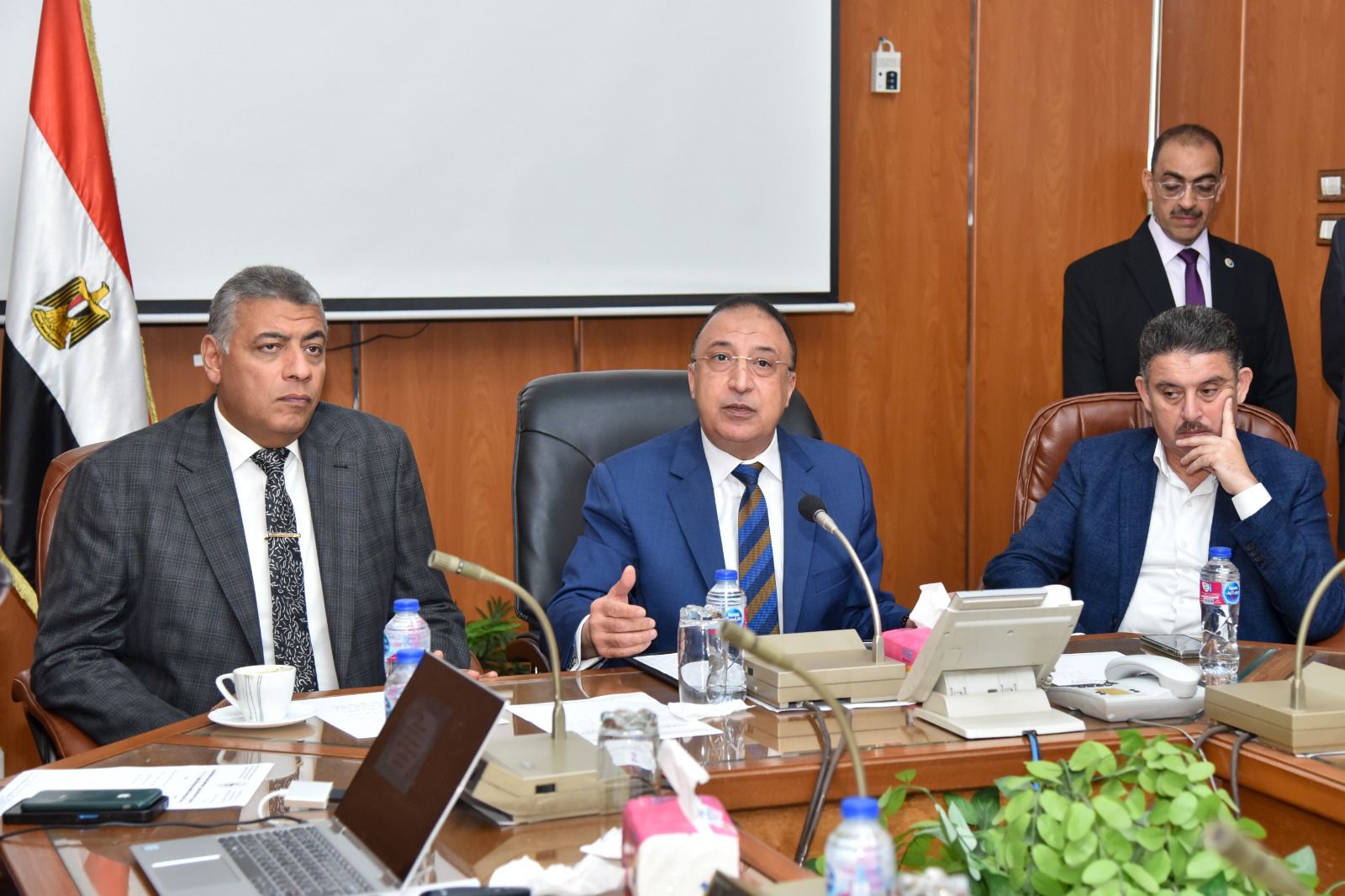 محافظ الإسكندرية يتفقد شركة الكهرباء