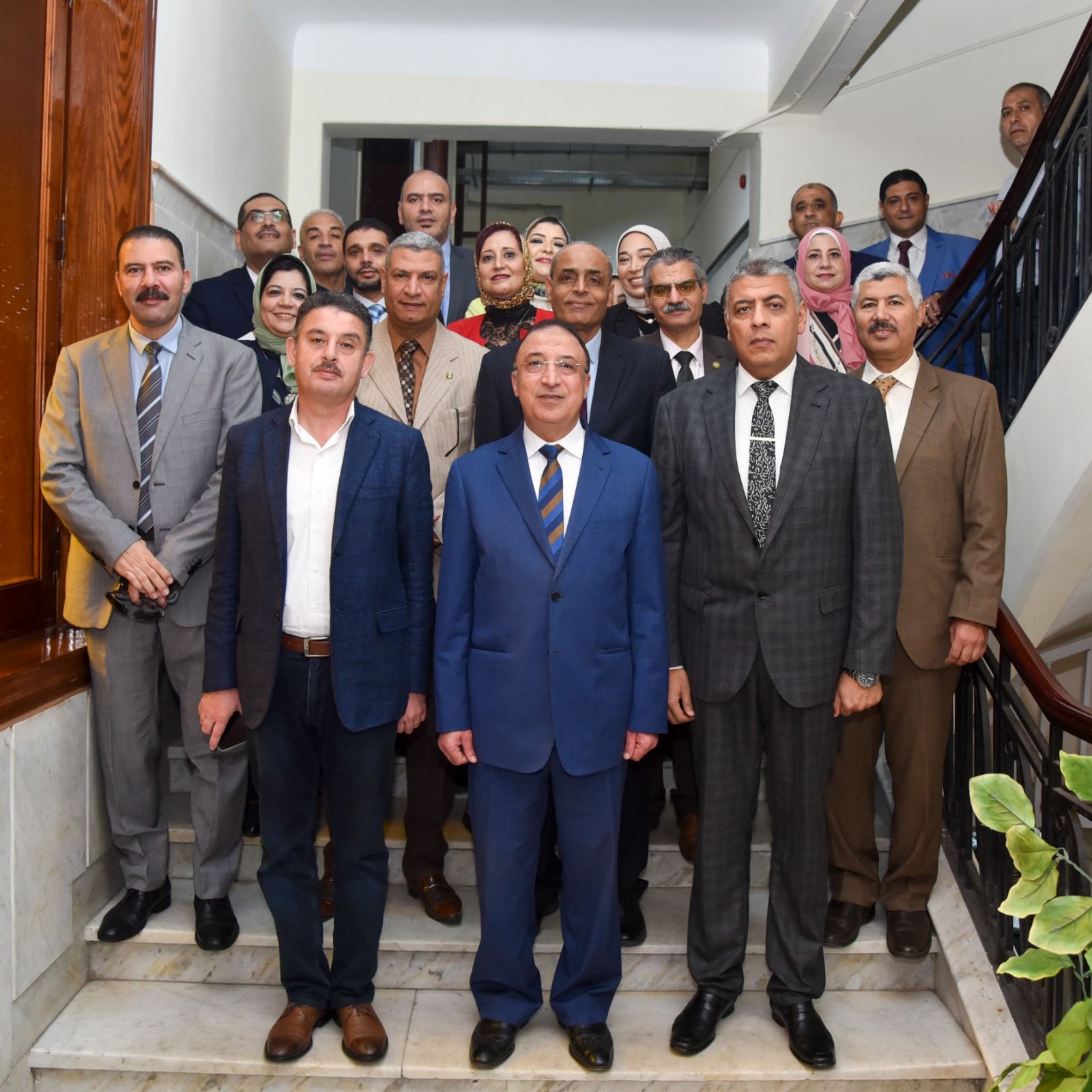 محافظ الإسكندرية يتفقد شركة الكهرباء