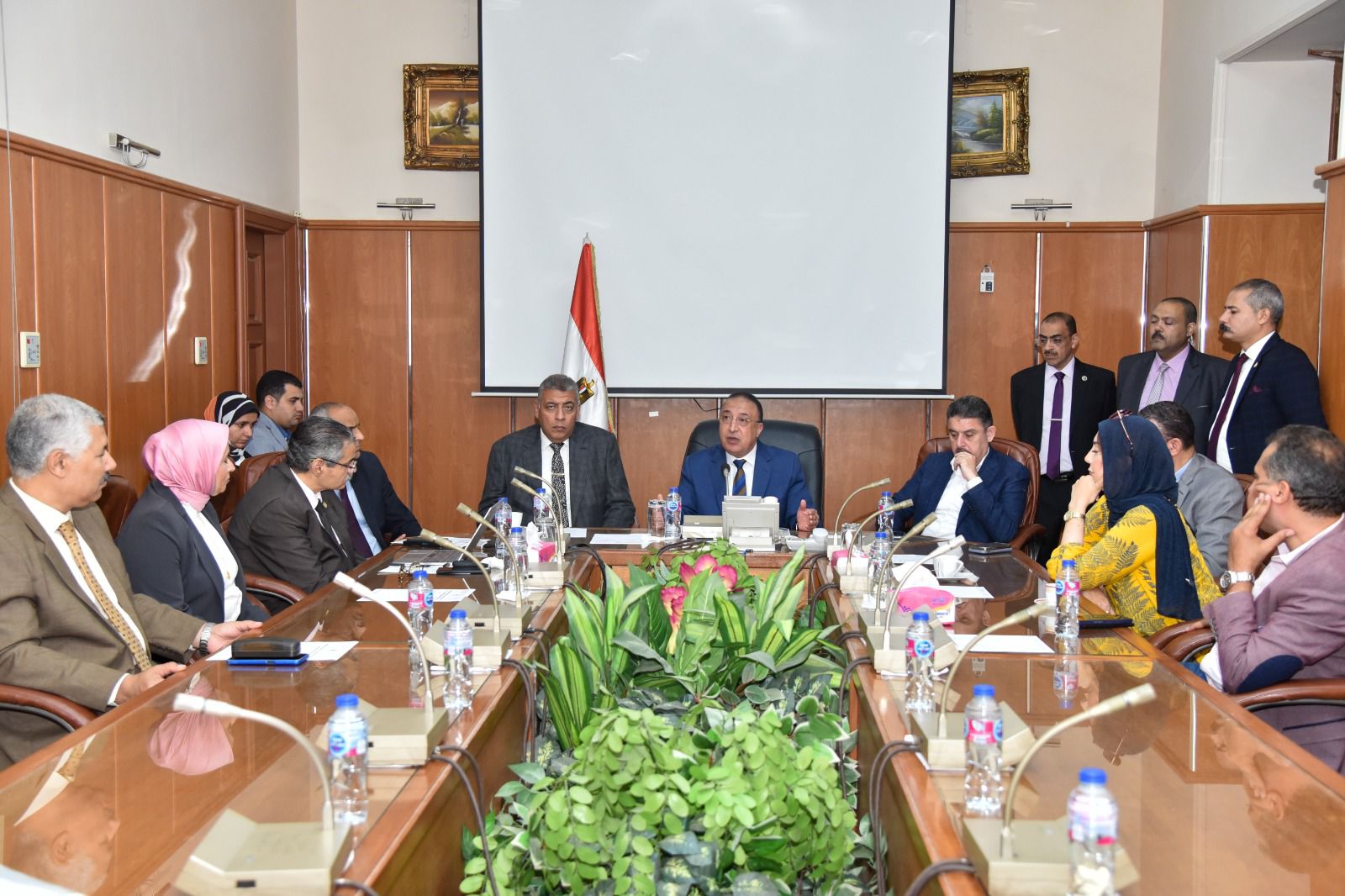 محافظ الإسكندرية يتفقد شركة الكهرباء