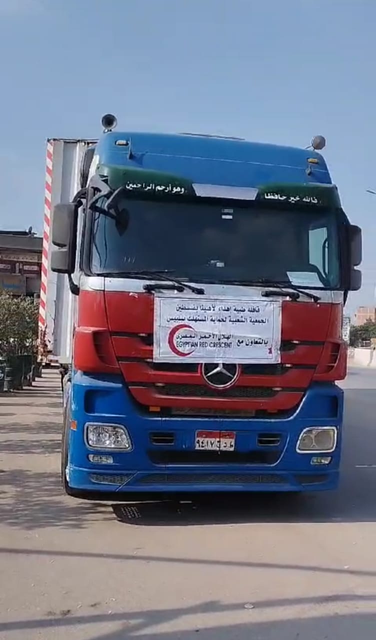 إحدى سيارات القافلة الإنسانية لأهل غزة