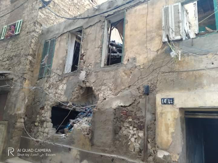 إزالة الأجزاء الخطرة بعقار في الإسكندرية