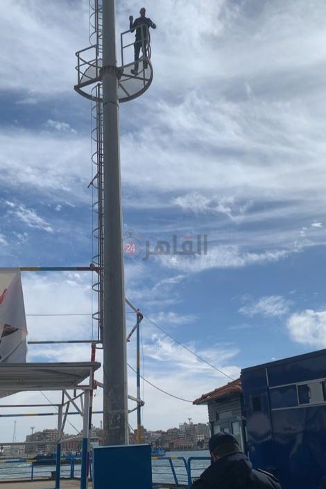 شخص يحاول إنهاء حياته من أعلي برج مراقبة ببورسعيد 4