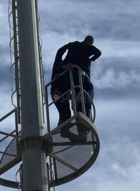 شخص يحاول إنهاء حياته من أعلي برج مراقبة ببورسعيد 6