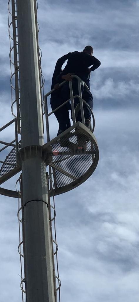 شخص يحاول إنهاء حياته من أعلي برج مراقبة ببورسعيد