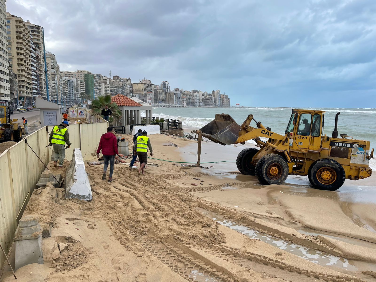 وضع حواجز رملية على كورنيش الإسكندرية