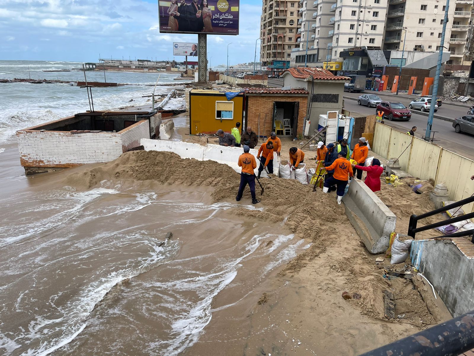 وضع حواجز رملية على كورنيش الإسكندرية