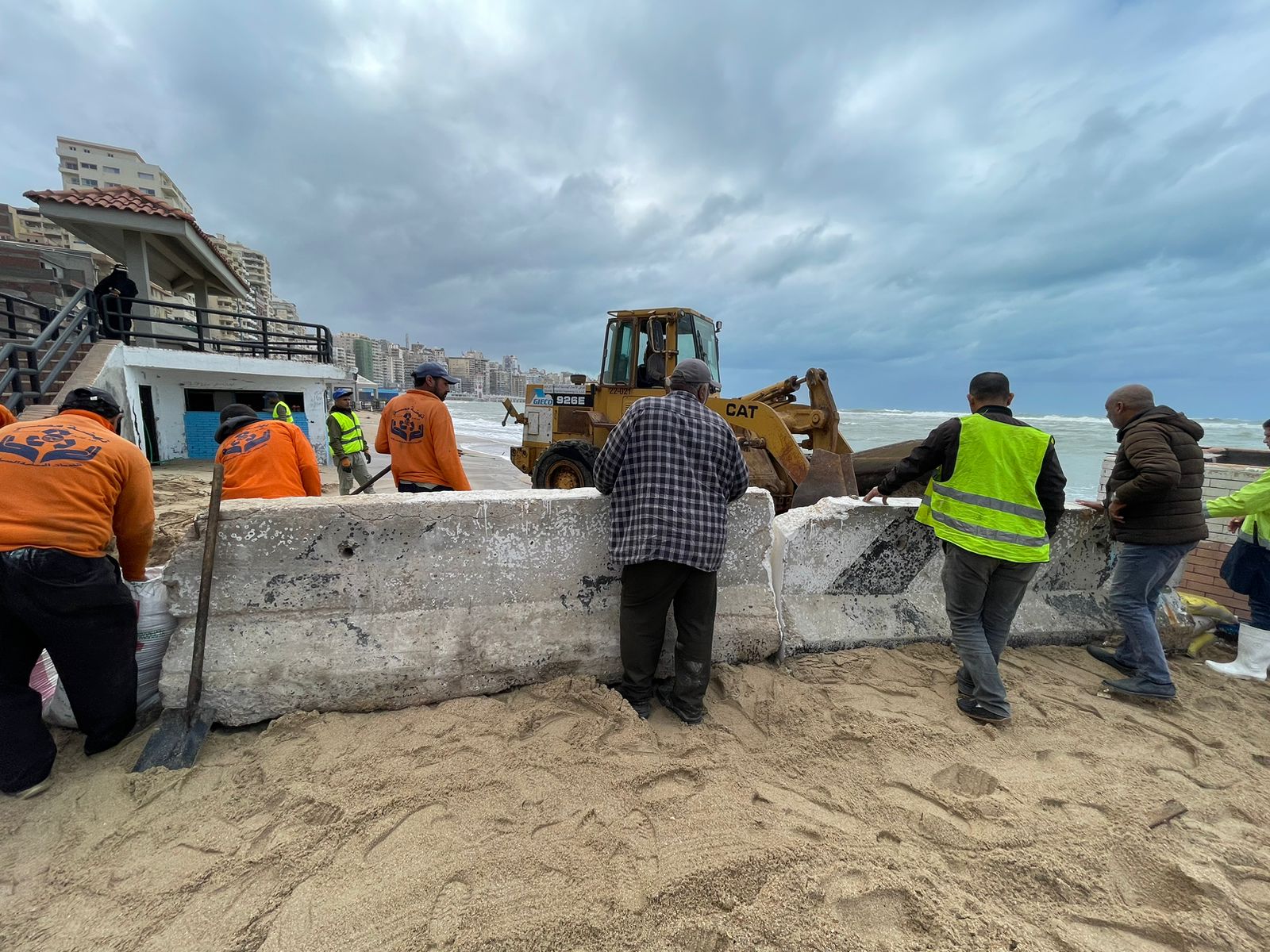 وضع حواجز رملية على كورنيش الإسكندرية