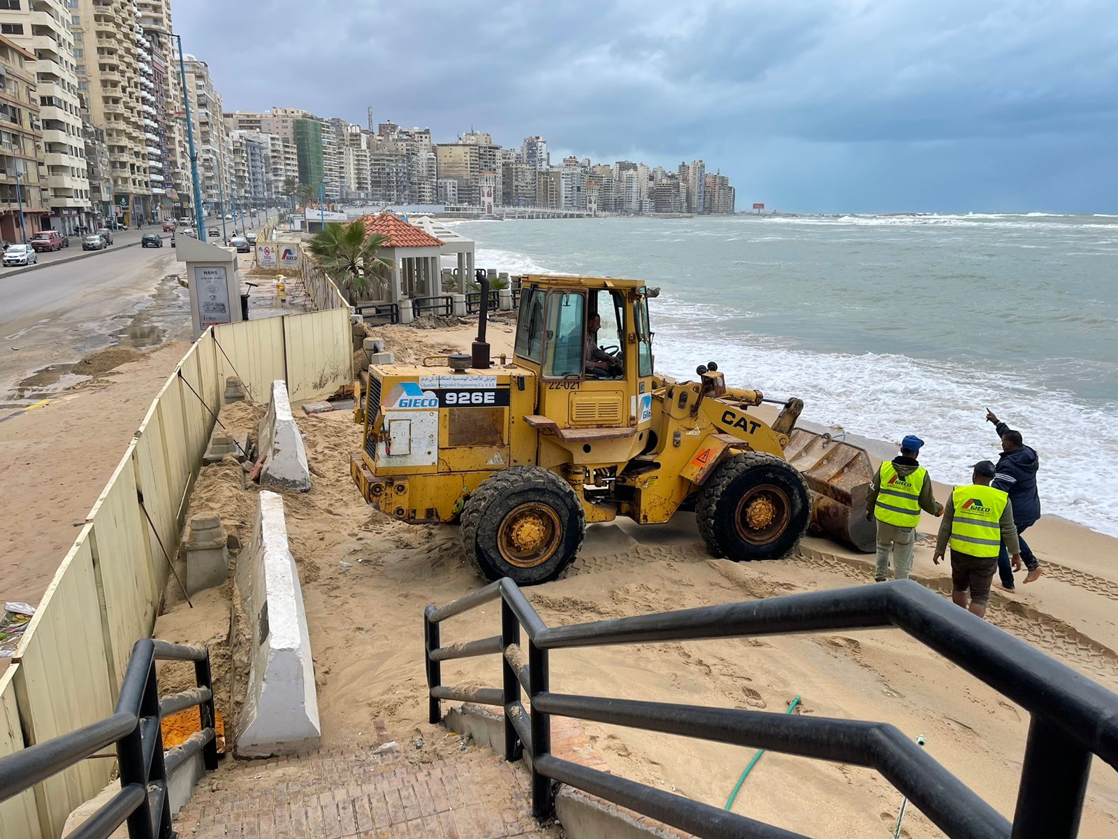 وضع حواجز رملية على كورنيش الإسكندرية