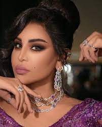 صور الفنانة أحلام تواكب صيحة جمالية جريئة في احدث إطلالاتها - مجلة هي