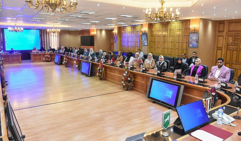 اجتماع محافظ الشرقية بالرائدات الريفيات 03