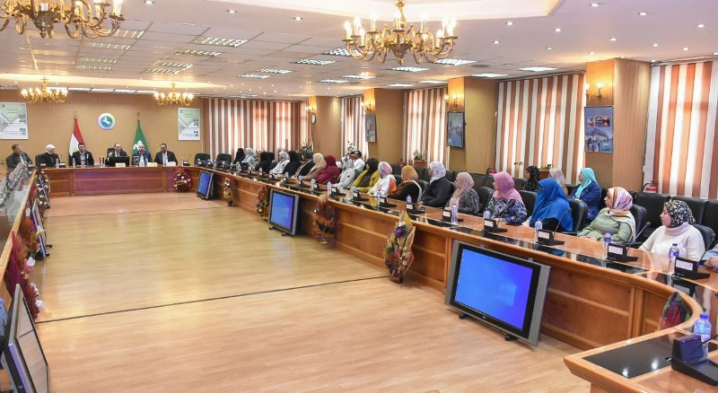 اجتماع محافظ الشرقية بالرائدات الريفيات 05