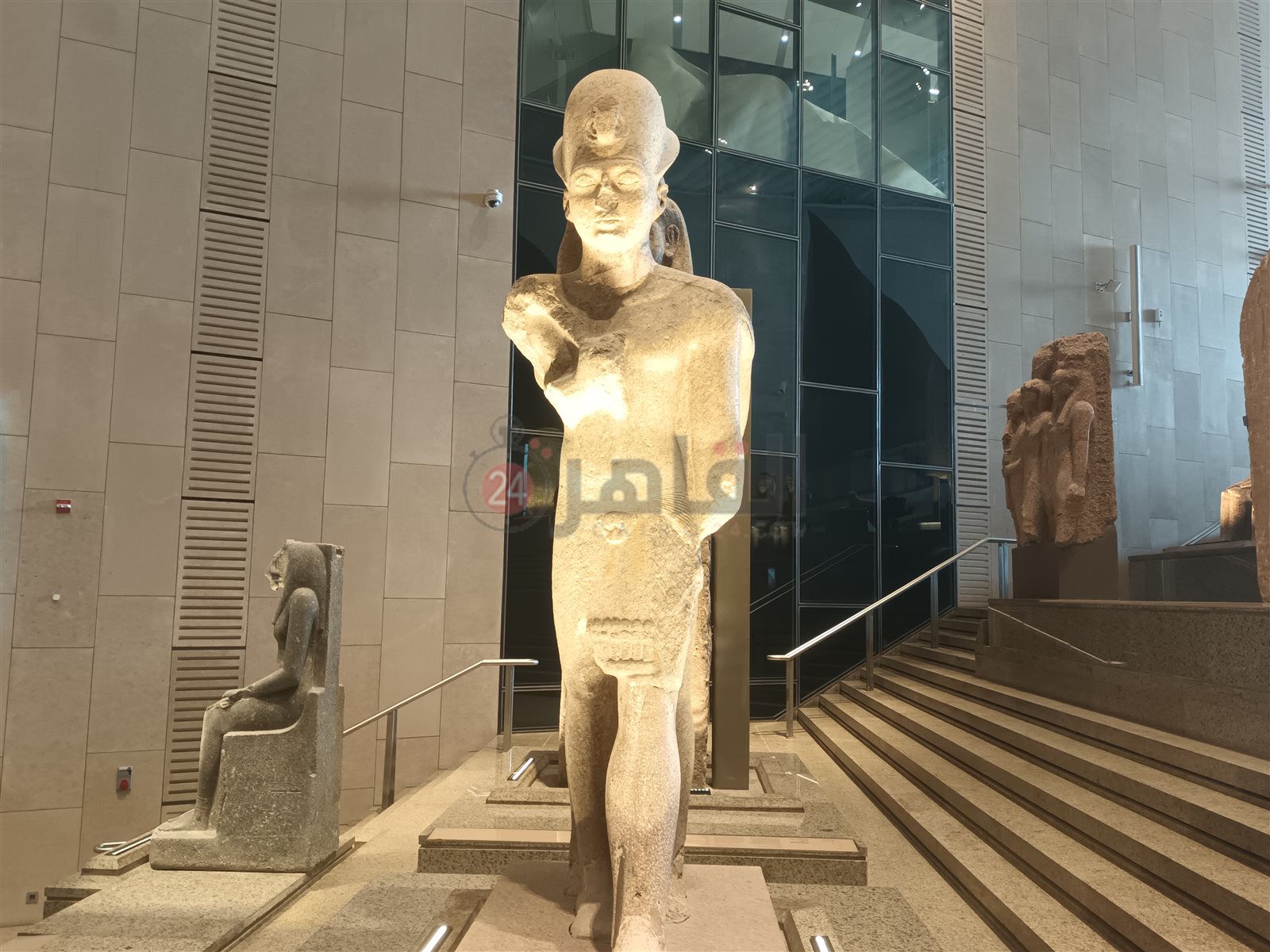 القطع الأثرية على الدرج العظيم بالمتحف المصري الكبير  (1)