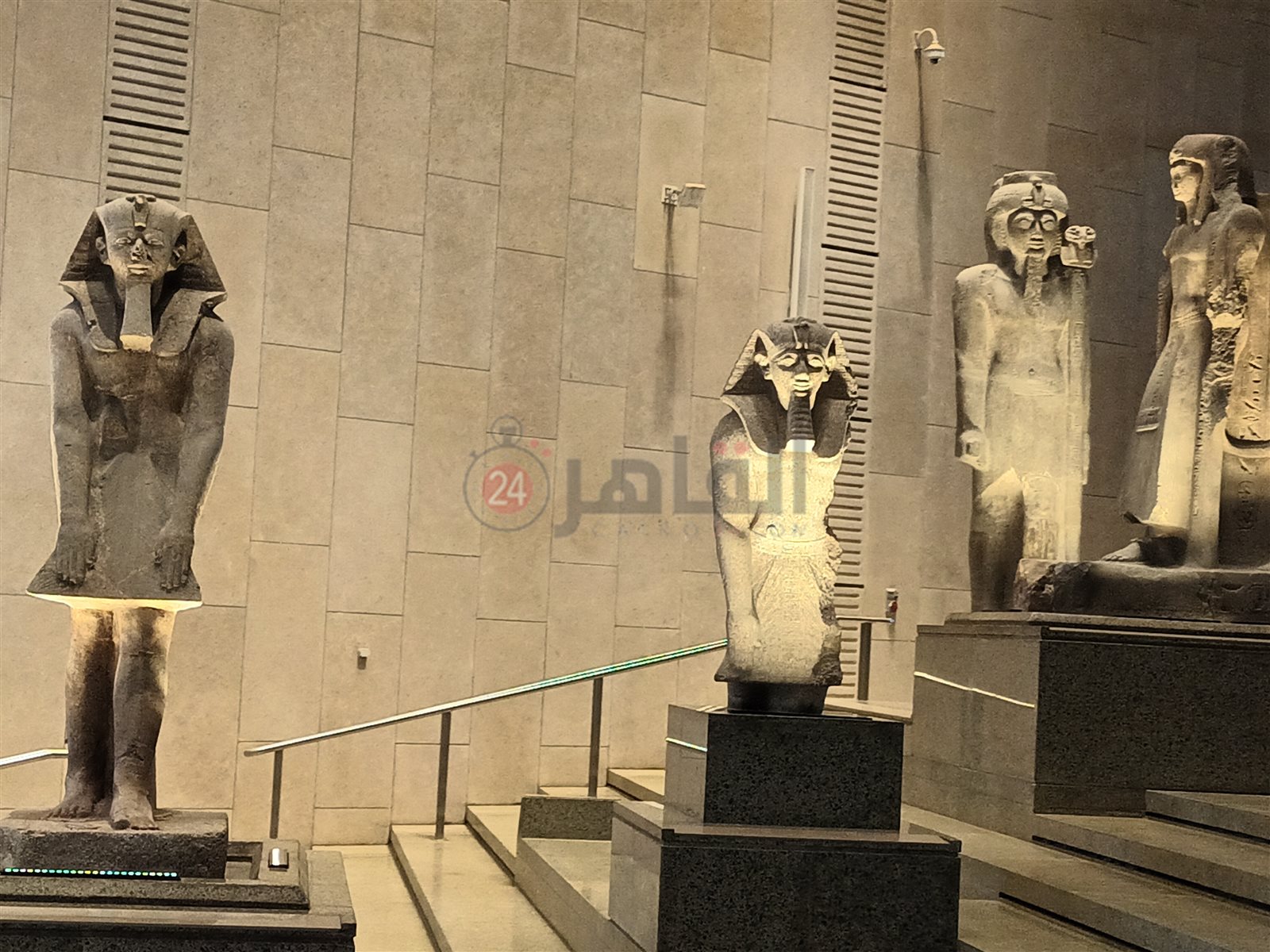 القطع الأثرية على الدرج العظيم بالمتحف المصري الكبير  (3)