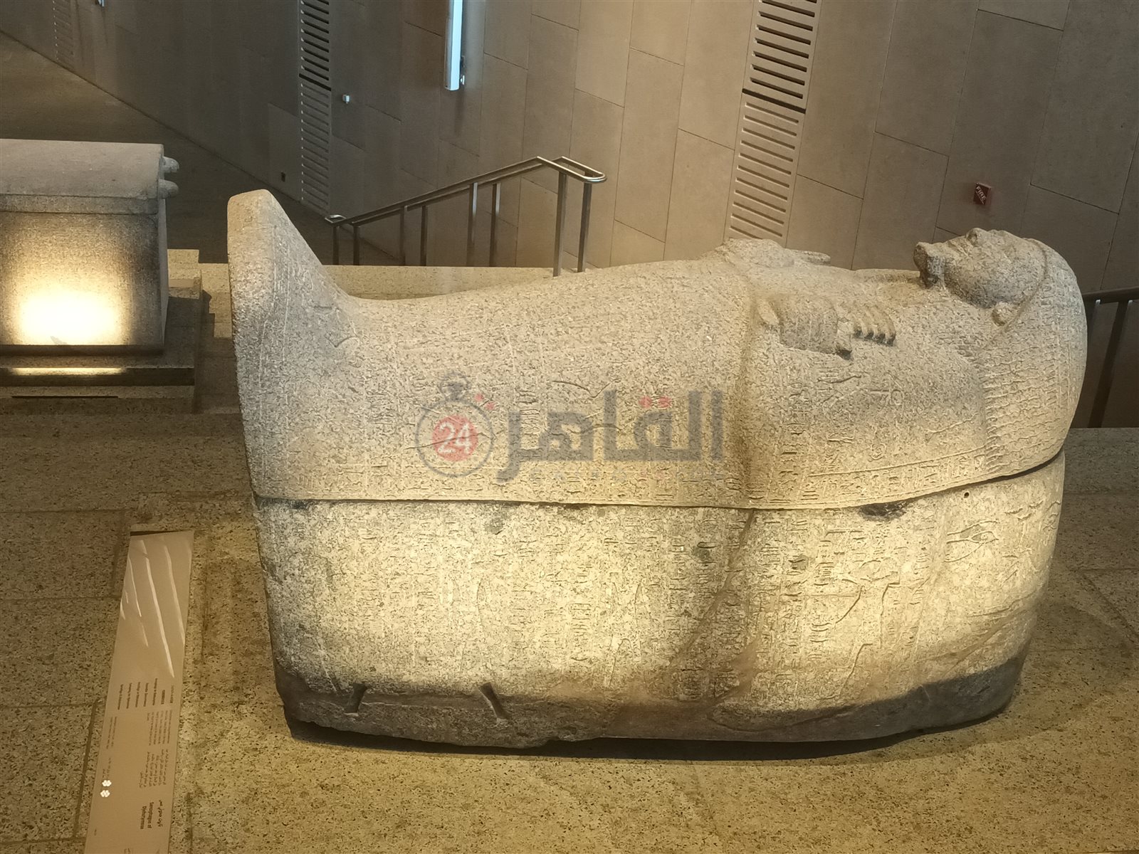 القطع الأثرية على الدرج العظيم بالمتحف المصري الكبير  (4)