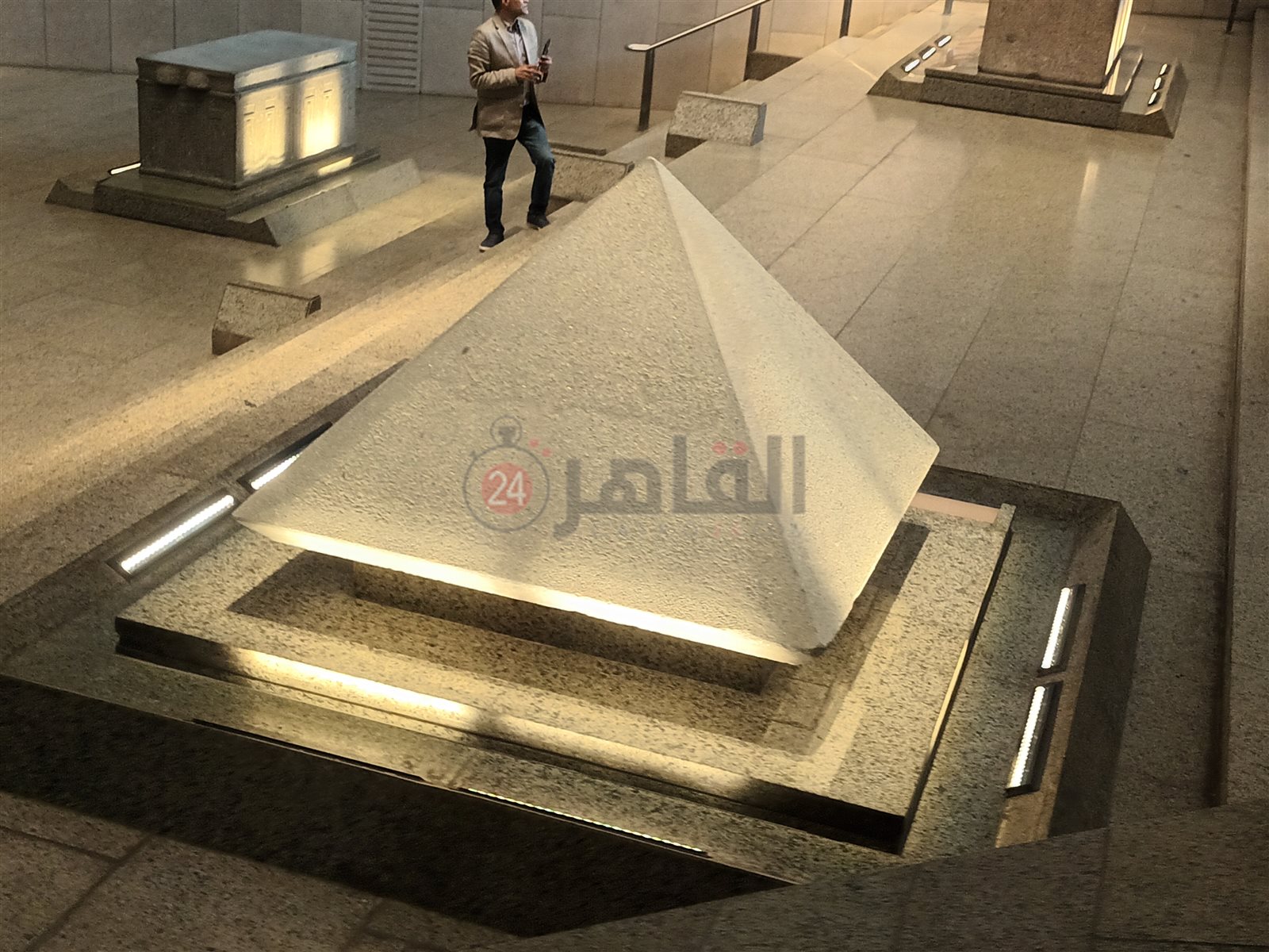 القطع الأثرية على الدرج العظيم بالمتحف المصري الكبير  (5)