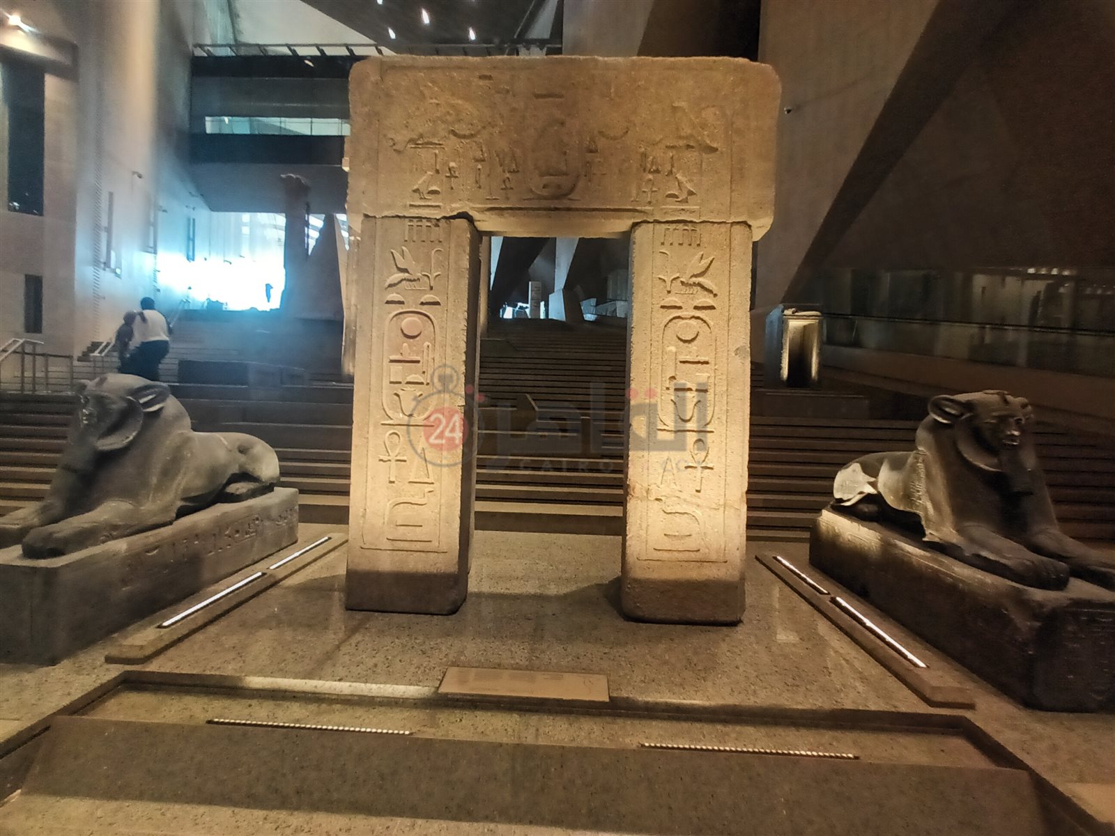 القطع الأثرية على الدرج العظيم بالمتحف المصري الكبير  (6)