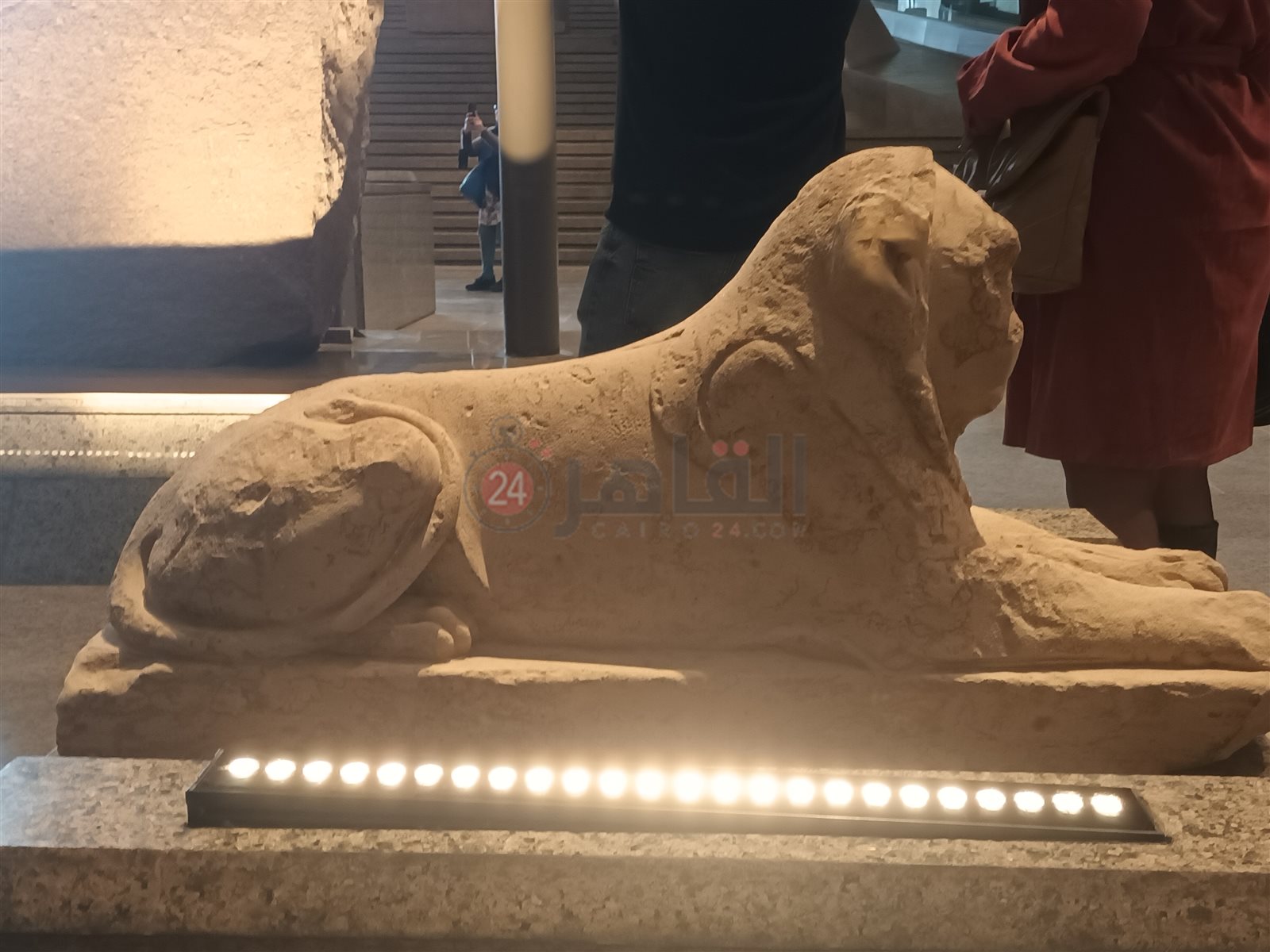 القطع الأثرية على الدرج العظيم بالمتحف المصري الكبير  (7)