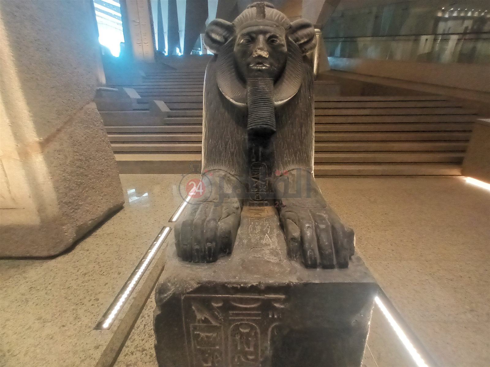 القطع الأثرية على الدرج العظيم بالمتحف المصري الكبير  (8)