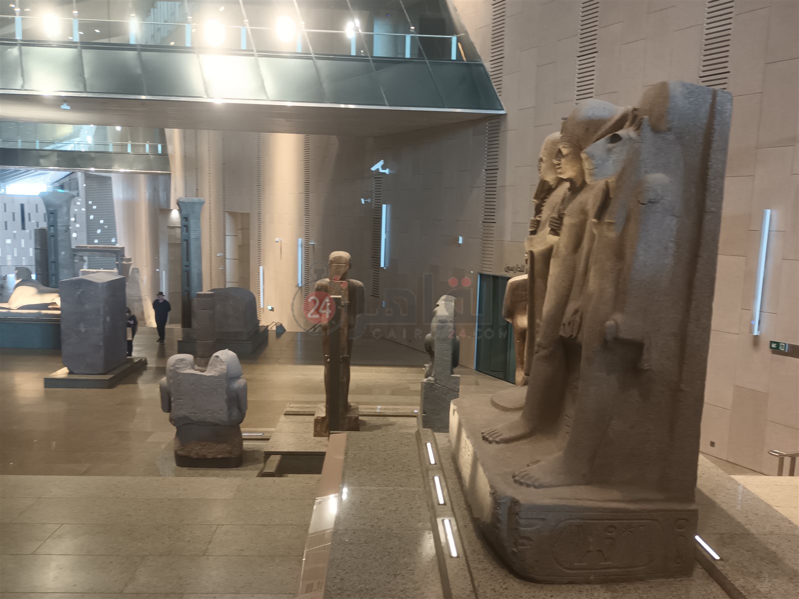 القطع الأثرية على الدرج العظيم بالمتحف المصري الكبير  (9)