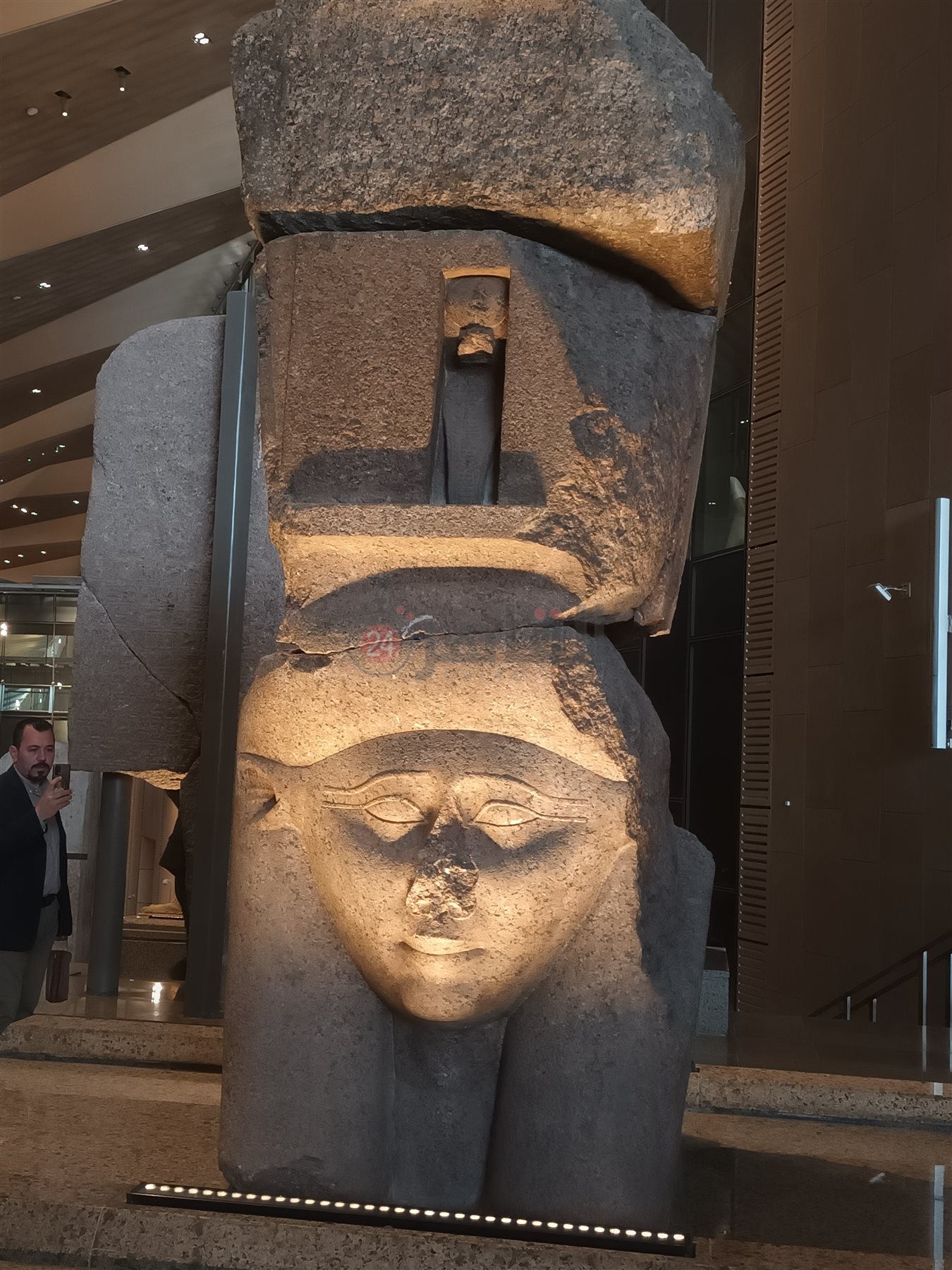 القطع الأثرية على الدرج العظيم بالمتحف المصري الكبير  (10)