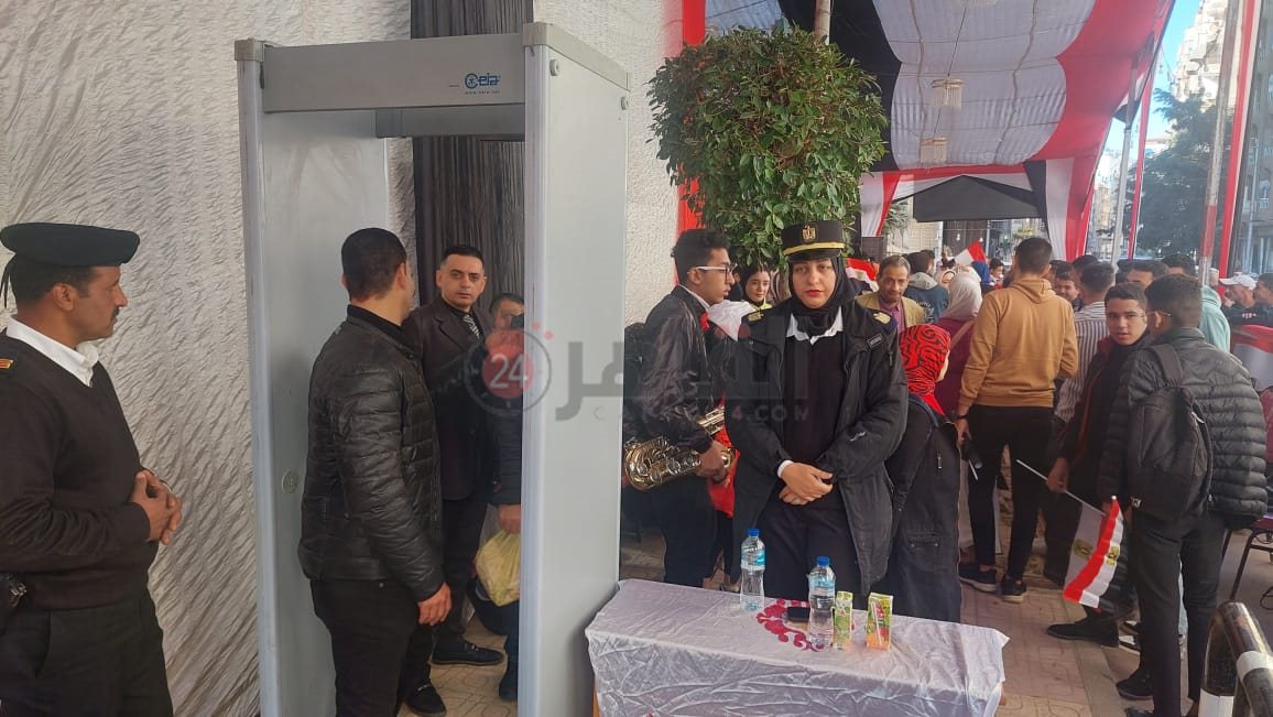 انتشار الشرطة النسائية لمساعدة السيدات المسنات في الإدلاء بأصواتهن بالدقهلية