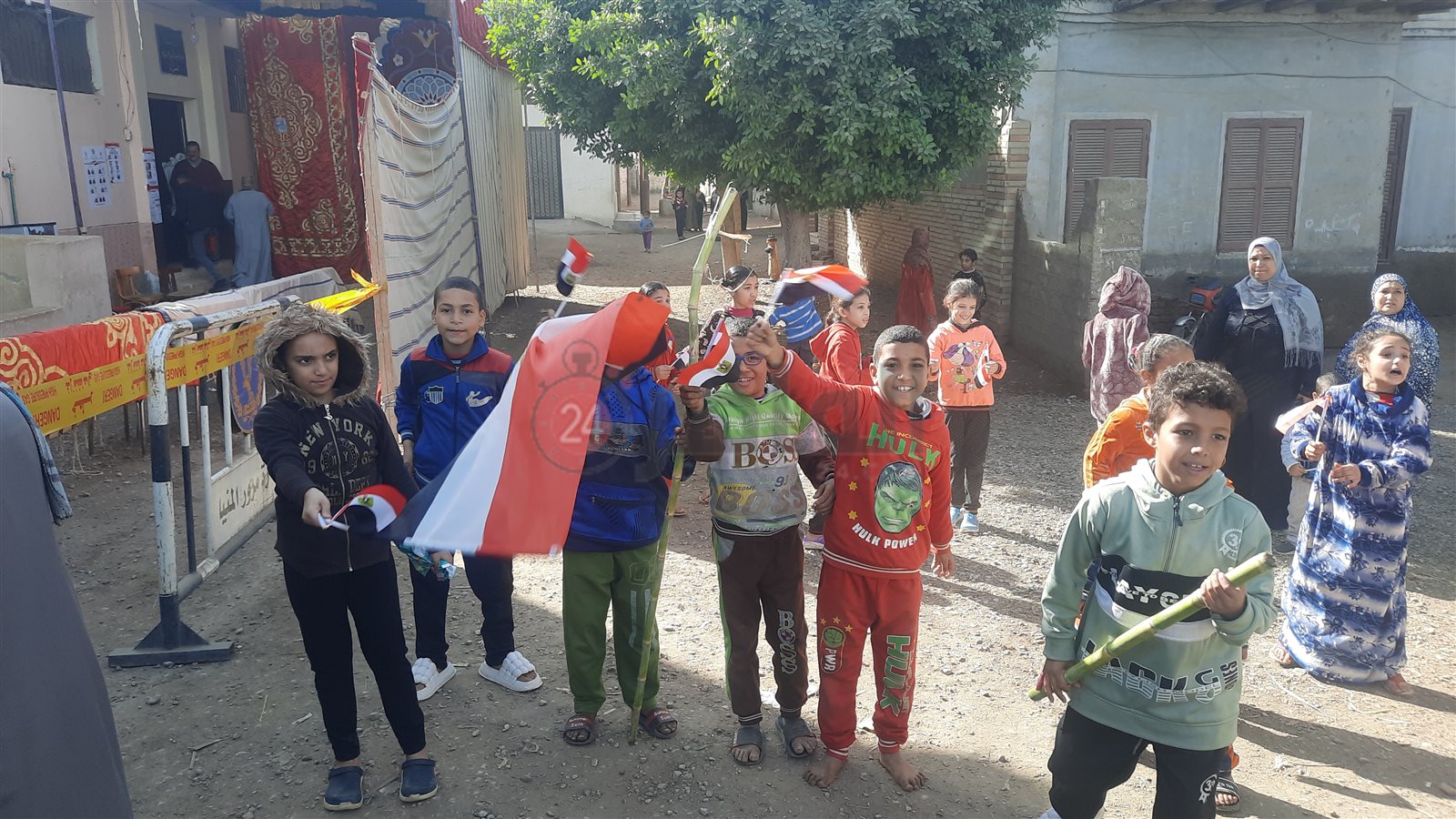 أطفال المنيا يرقصون على الأغاني الوطنية أمام اللجان