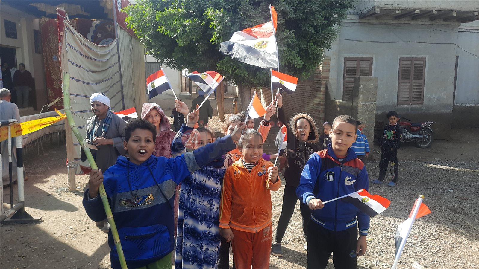 أطفال المنيا يرقصون على الأغاني الوطنية أمام اللجان