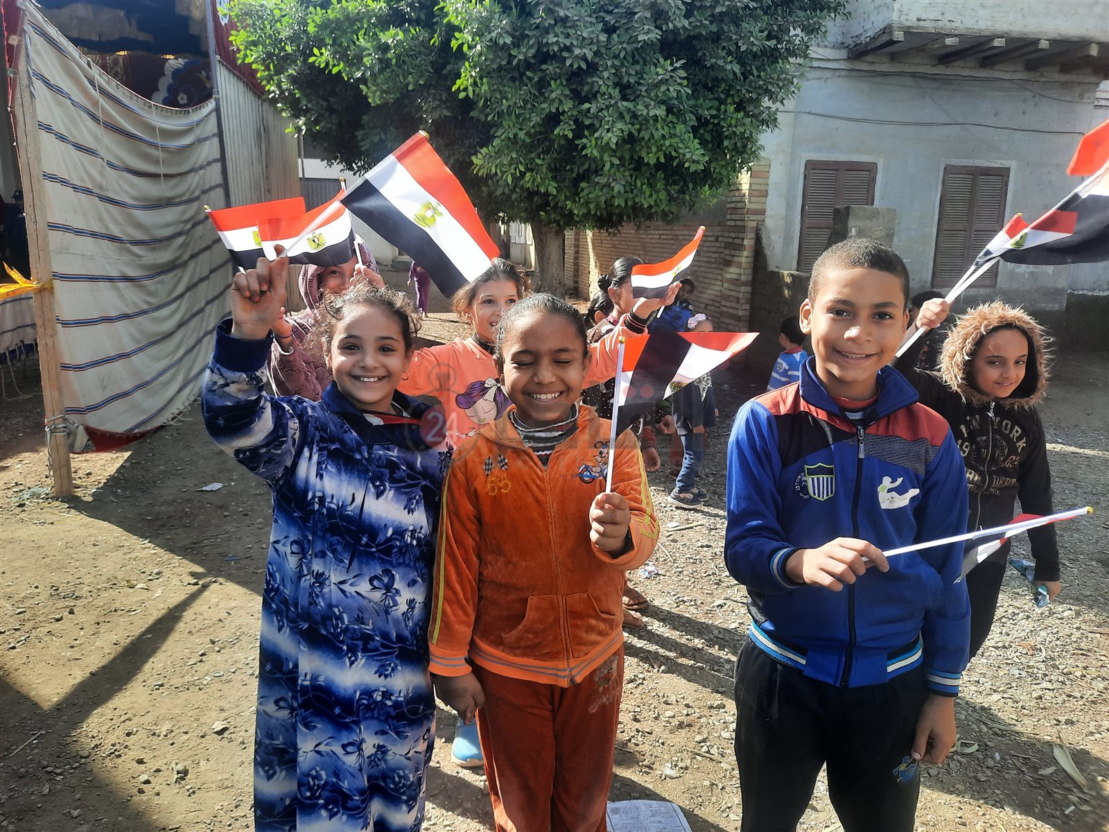 أطفال المنيا يرقصون على الأغاني الوطنية أمام اللجان