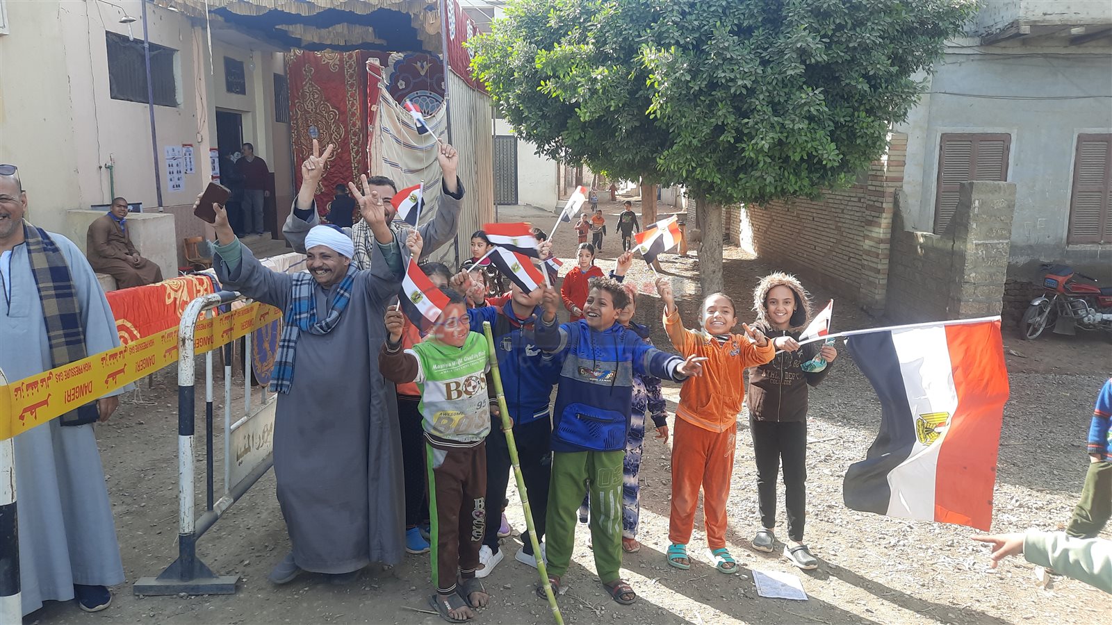 أطفال المنيا يرقصون على الأغاني الوطنية أمام اللجان