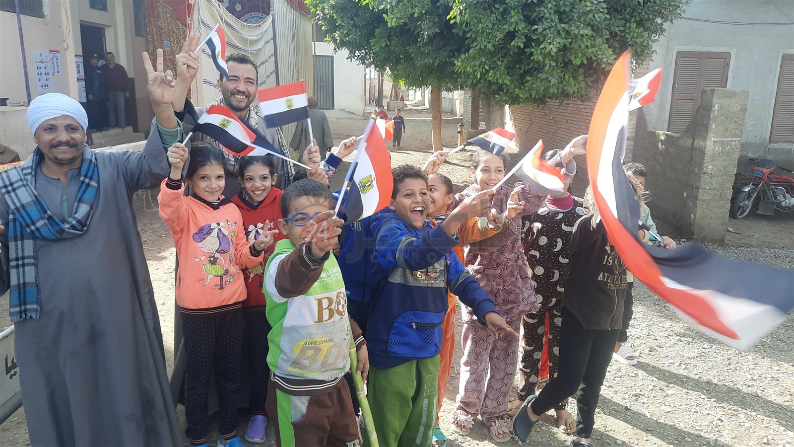 أطفال المنيا يرقصون على الأغاني الوطنية أمام اللجان