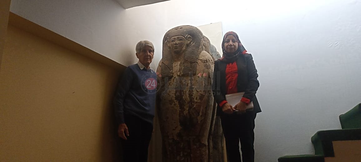  تفاصيل استلام 12 قطعة أثرية من سيدة بالمعادي (4)