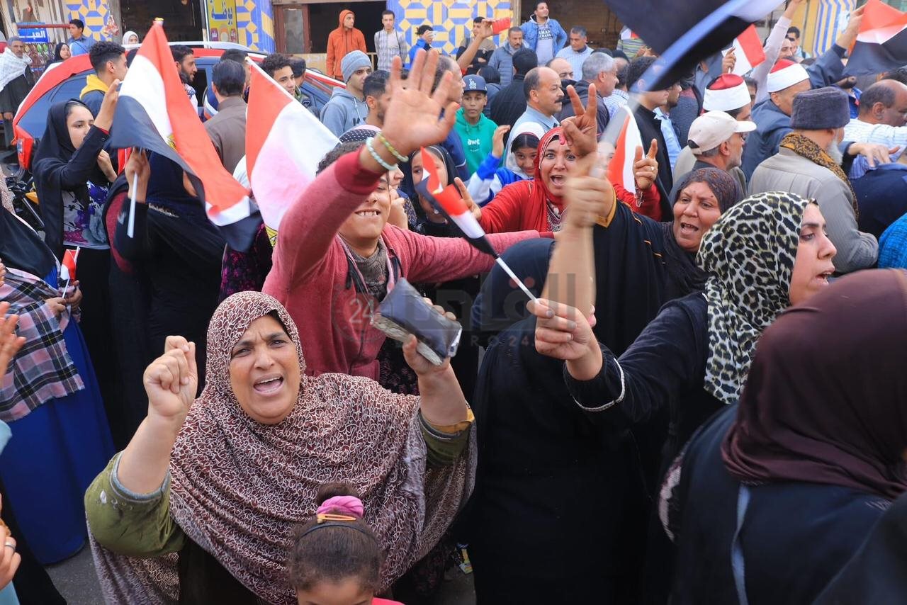 مسيرة بالأعلام تجوب شوارع بني عبيد