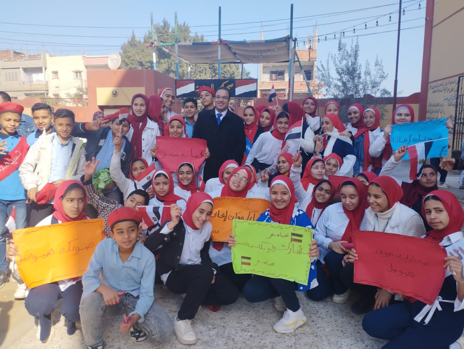 الطلاب مع رئيس اللجنة 01