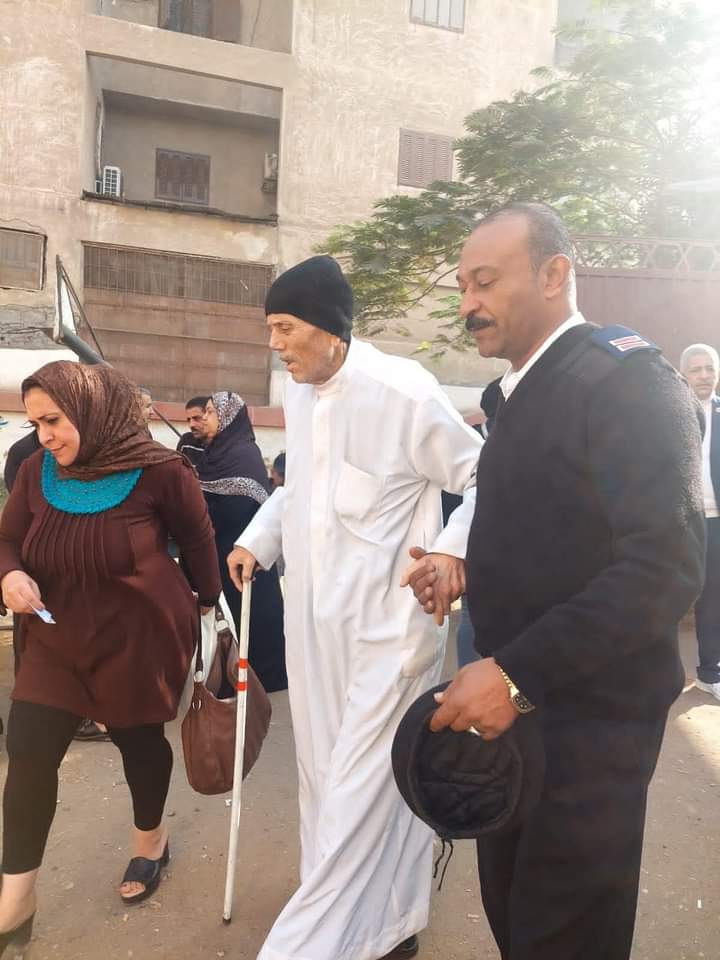 إقبال ذوي الهمم وكبار السن على الإدلاء بأصواتهم في الدقهلية