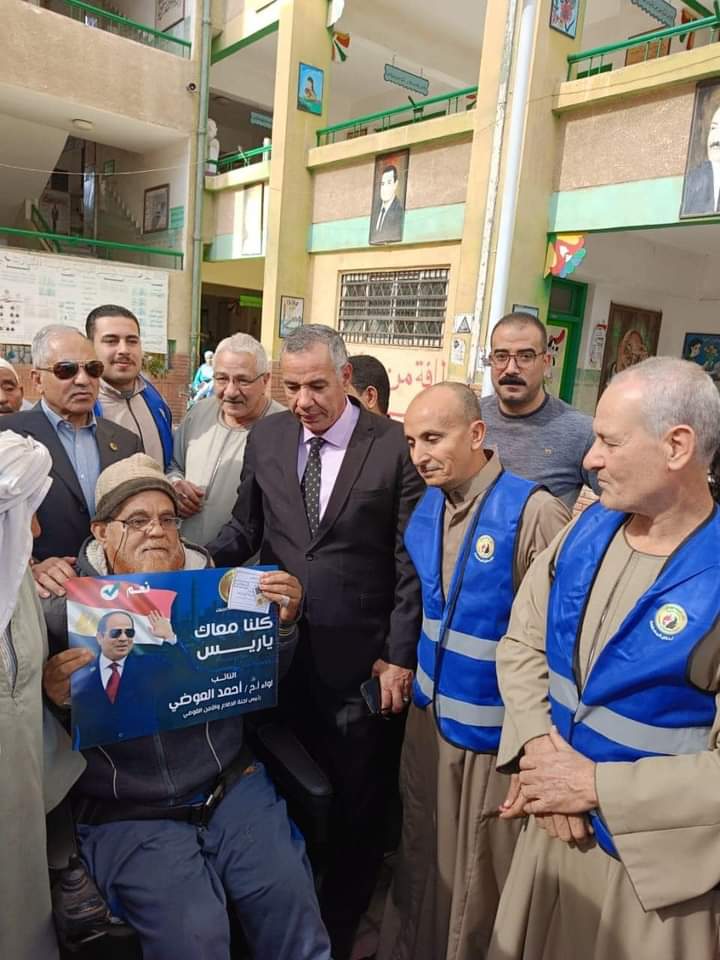 إقبال ذوي الهمم وكبار السن على الإدلاء بأصواتهم في الدقهلية