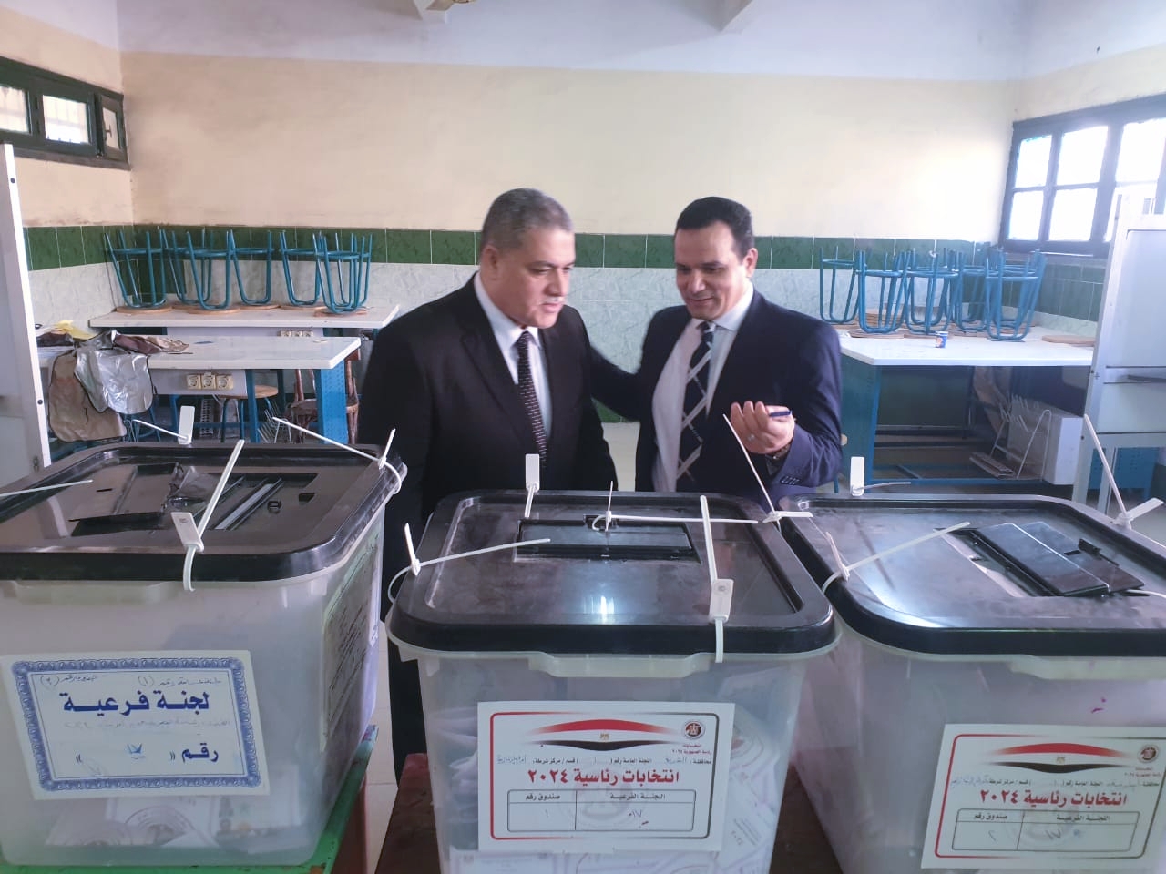 المستشارين أثناء الإدلاء بصوتيهما